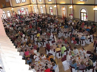Vista general del inmenso comedor lleno de público donde se celebró la comida del Día de la ONCE en Sevilla en Carmona