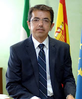 Foto institucional del director general de la RTVA con las banderas de Andalucía, España y la Unión Europea al fondo