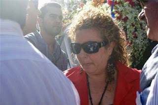 Lola Vaz, emocionada, tras depositar el ramo de la ONCE en el Simpecado