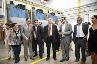 Las autoridades en un momento de la visita a la nueva planta