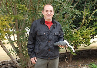 Imagen de Miguel Casanueva sonriente con su TPV en las manos