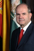 Foto oficial del presidente de la Junta con las banderas de Andalucía y España al fondo