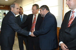 El presidente de la Junta saluda al presidente del Consejo Territorial