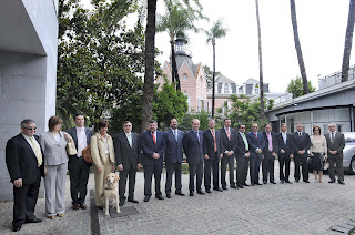 Foto de familia en los jardines de la Casa Rosa con Manuel Chaves y Miguel Carballeda en el centro junto al resto de responsables de la ONCE