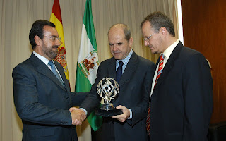 Miguel Carballeda entrega un regalo institucional a Manuel Chaves en presencia de Patricio Cárceles