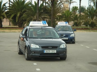 Uno de los coches de la autoescuela conducido por un invidente