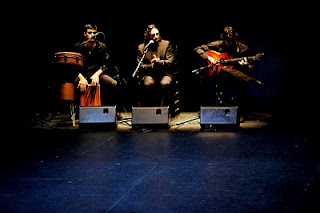 De izquierda a derecha, Carlos Barragán en la percusión, Antonio Mejías al cante y Javier Gómez a la guitarra