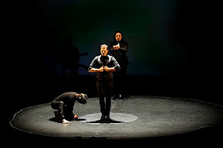 José Galán baila mientras Daniel Parejos dibuja sobre el suelo un círculo que lo encierra y Antonio Mejías canta puesto en pie sobre el escenario dibuja 