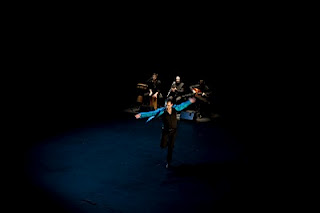José Galán, brazos abiertos, en un momento de su actuación