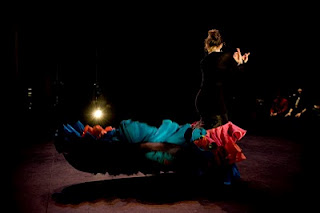 Bella imagen de Vanesa sobre el escenario, de espaldas, con su bata de cola en movimiento