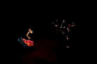 Un momento del baile de Vanesa Aibar en presencia inmóvil de Daniel Parejo