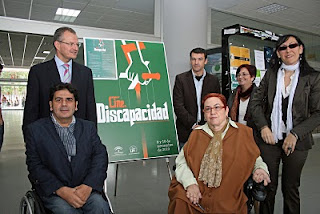 La presidenta del CERMI Andalucía, María Ángeles Cózar, el director general de Discapacidad de la Junta de Andalucía, Gonzalo Rivas, el delegado territorial de la ONCE en Andalucía, Patricio Cárceles, y la presidenta del Consejo Territorial, Mónica Madrid, a las puertas de la Facultad de Comunicación de Sevilla
