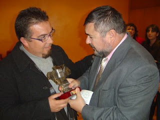 El presidente del Consejo, Alberto Morillas, entrega el primer premio de relatos cortos a Manuel Domínguez