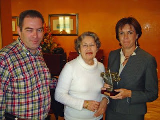 La vicepresidenta del Consejo, Amparo Cruz, entrega el permio en la modalidad grupal a Miguel Ángel Díaz y Pilar Martín
