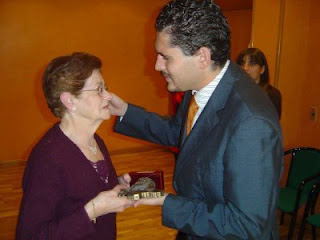 El consejero Emiliano Madrid entrega el premio a Juana Saborido