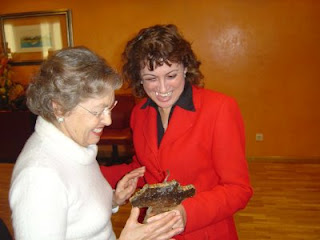 La consejera Josefa Barea entrega el premio a Pilar Martín