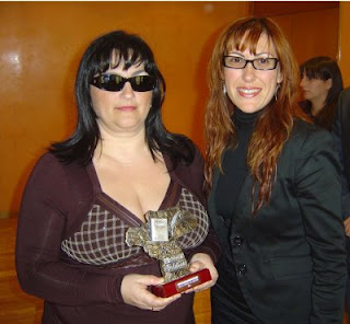 La presidenta de la Comisión de Cultura del Consejo, Mónica Madrid, entrega el premio literario a Ana Rubio