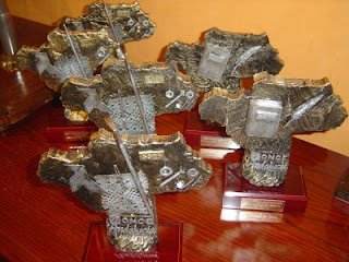 Imagen de las esculturas de los premios antes de su entrega