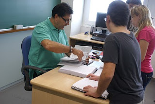 Un profesor del CRE durante una explicación en clase