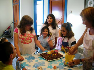 Los niños disfrutan admirando la tarta que acaban de realizar