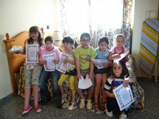 Todos los pequeños participantes muestran encantados sus diplomas al finalizar el curso