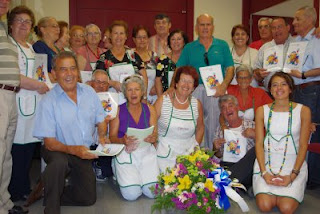 Simpática imagen de familia de los afiliados jerezanos participantes en el curso, con sus diplomas y delantales