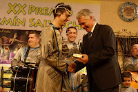 El consejero de Gobernación y Justicia de la Junta de Andalucía, Francisco Menacho entrega el premio a Ciudadano Zero