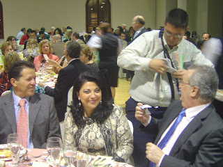 El consejero de Empleo, Antonio Fernández, compra un cupón a un vendedor