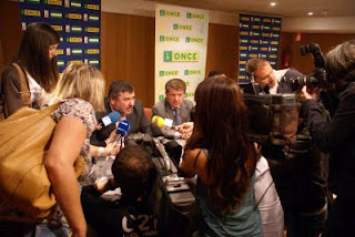 Alberto Morillas, junto al presidente de la Diputación Provincial de Granada en medio de una nube de cámaras, gráficos y micrófonos al inicio del acto