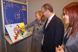 Fuensanta Coves palpando el mapa de Europa en relieve