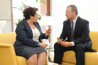 Teresa Jiménez y Patricio Cárceles conversan ante las cámaras en un momento de su reunión
