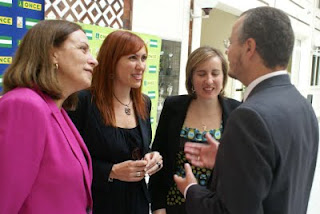 El delegado territorial habla con la nueva presidenta y las consejeras generales