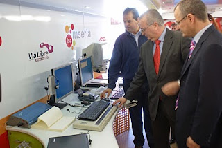 El consejero de Empleo comprueba el funcionamiento de una línea braille