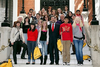 Foto de familia del presidente y vicepresidentes de la ONCE con los alumnos del CRE