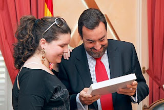 Miguel Carballeda recibe sonriente el regalo de una alumna en representación del resto del grupo