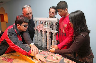 Alumnos comprobando los perfiles del acueducto de Segovia