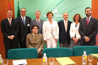 Foto de familia de los firmantes del acuerdo con la consejera de Educación