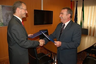 Cárceles y Montabes estrechando sus manos tras la firma del convenio