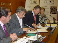 Imagen del momento de la firma del convenio