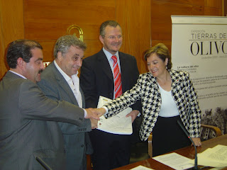 Los firmantes y los delegados de la Junta juntas sus manos para posar para los gráficos