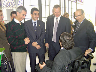 El delegado territorial y el director de Utrera hablan con los firmantes del convenio tras el acto
