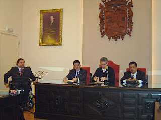 Imagen de la mesa presidencial del acto de firma del convenio