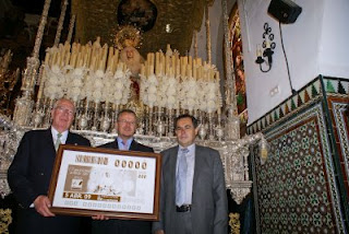 Delegado y subdelegado muestran el cupón a los pies de la virgen