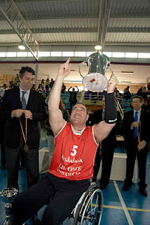 El capitán, eleva su copa hacia el cielo exultante de felicidad