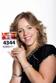 Coraluna, posando con el número de participación que le asignaron cuando se presentó al casting de Operación Trunfo