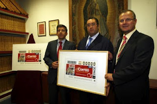 De izquierda a derecha, Antonio Mayor, Antonio Hernández Rodicio y Patricio Cárceles con el cupón de El Correo en sus manos