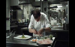 El restaurador Berasategui cocinando uno de sus platos para la comida de los protagonistas del corto