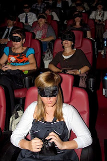 Azahara Gualda y otros espectadores con los antifaces puestos en la premiere celebrada en Madrid