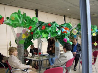 ramas de papel visten el bosque de los versos donde se cuelgan los poemas