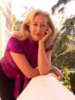 Primer plano de Fuensanta Coves apoyada sobre la barandilla en los jardines de la Consejería